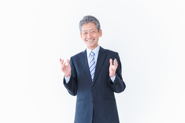 中年男性がニコッと笑ている