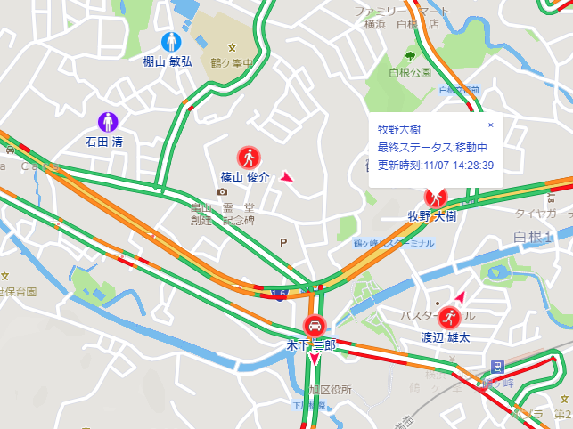 地図上に複数のドライバーが表示されていて、車に乗っているか、立ち止まっているかアイコンによってわかる様子