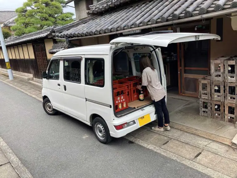 西山醤油店さま　トラックに積む画像